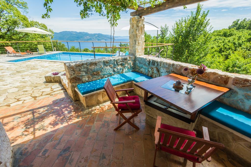 Ivanini Secluded Stone Villa With A Stunning View Brsec Exterior photo